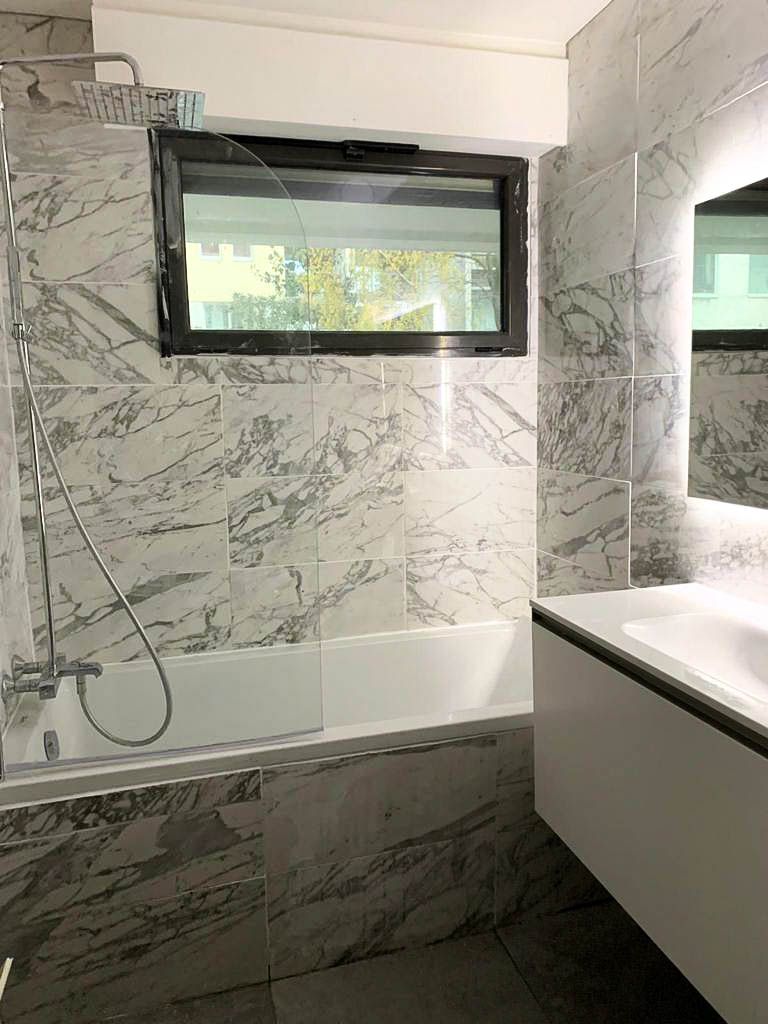 Exemple de Salle de bain en marbre sur Paris